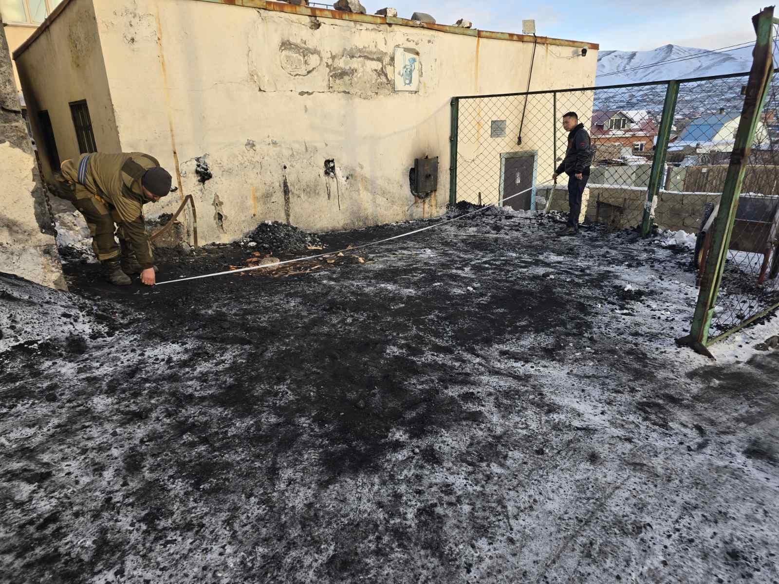 Хуучин нүүрсэн зуухны байрны техникийн байдалд урьдчилсан үнэлгээ хийж буй инженерийн баг.
